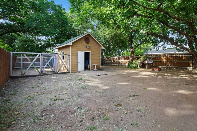 105 E Linden Street, Ennis, TX 75119
