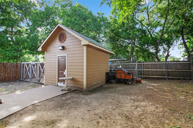 105 E Linden Street, Ennis, TX 75119