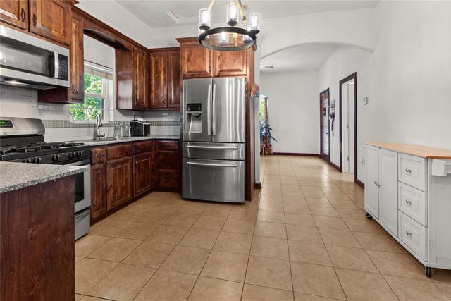 105 E Linden Street, Ennis, TX 75119