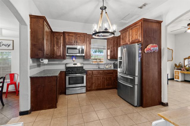 105 E Linden Street, Ennis, TX 75119