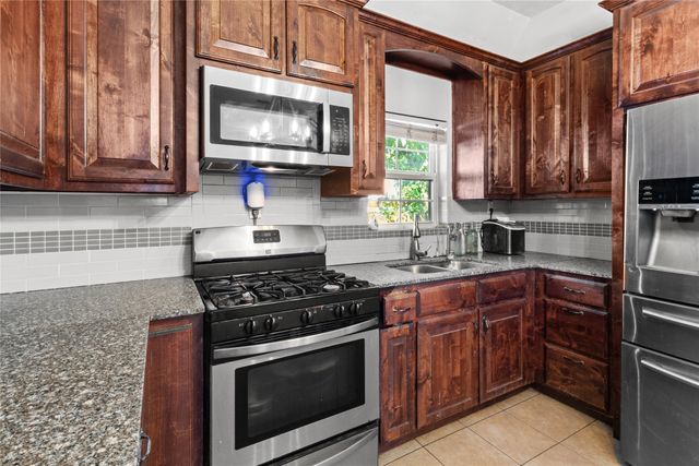105 E Linden Street, Ennis, TX 75119