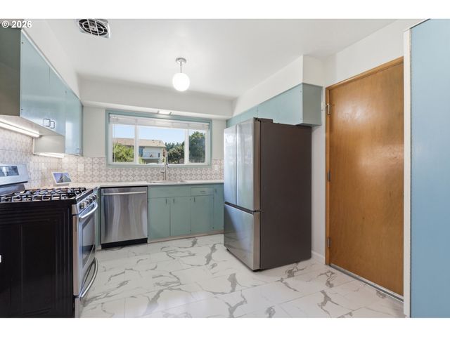 12915 Ne MORRIS Ct, Portland, OR 97230