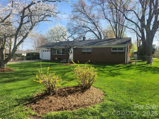 492 14th Avenue Drive NE, Hickory, NC 28601