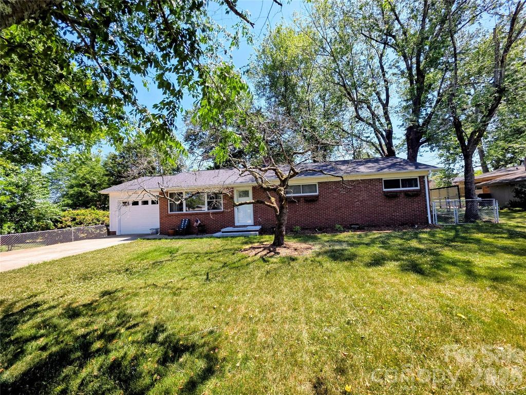 492 14th Avenue Drive NE, Hickory, NC 28601