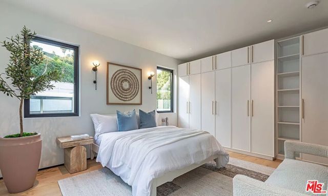 1271 Sunset Plaza Drive, Los Angeles, CA 90069
