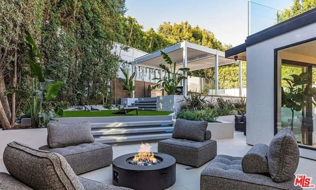1271 Sunset Plaza Drive, Los Angeles, CA 90069