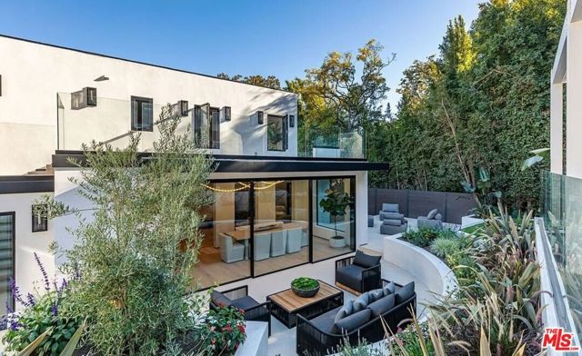1271 Sunset Plaza Drive, Los Angeles, CA 90069
