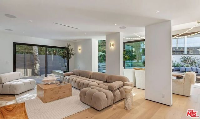 1271 Sunset Plaza Drive, Los Angeles, CA 90069