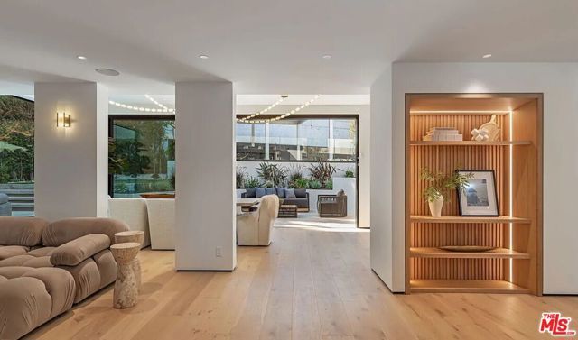 1271 Sunset Plaza Drive, Los Angeles, CA 90069