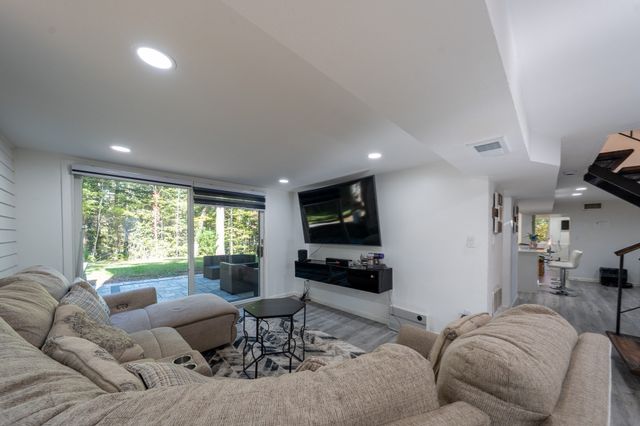 6 Aqueduct Rd, Wayland, MA 01778