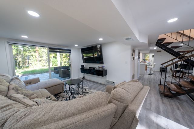 6 Aqueduct Rd, Wayland, MA 01778