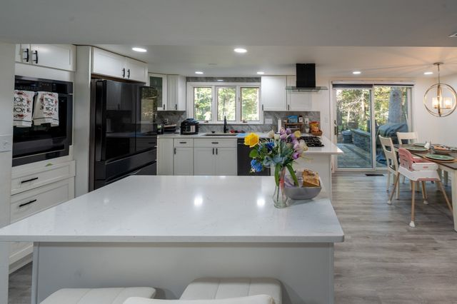 6 Aqueduct Rd, Wayland, MA 01778