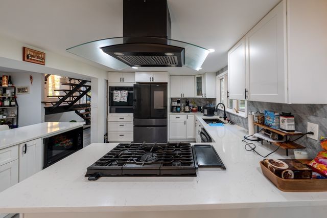 6 Aqueduct Rd, Wayland, MA 01778