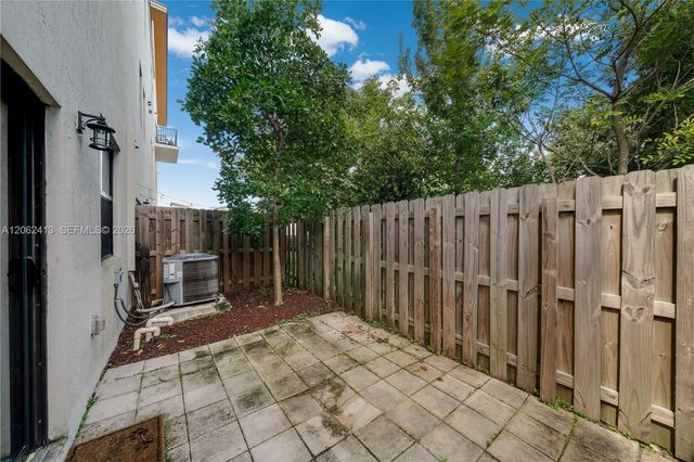 10425 NW 82nd St 4, Doral, FL 33178