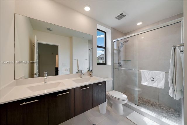 10425 NW 82nd St 4, Doral, FL 33178