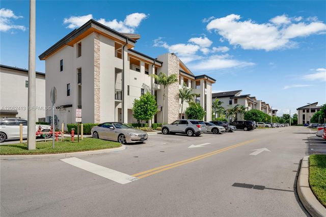 10425 NW 82nd St 4, Doral, FL 33178