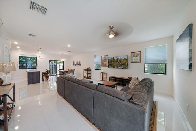 10425 NW 82nd St 4, Doral, FL 33178