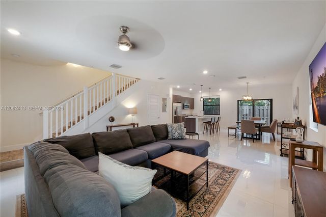 10425 NW 82nd St 4, Doral, FL 33178