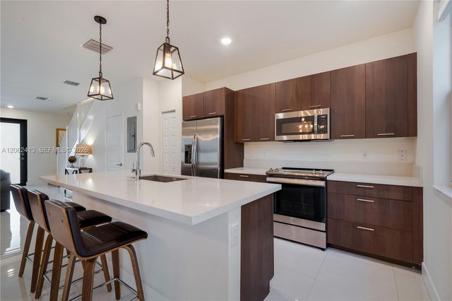 10425 NW 82nd St 4, Doral, FL 33178