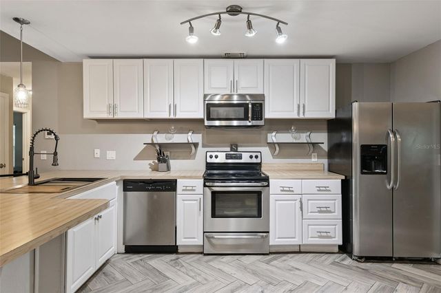 2011 EXCALIBUR DRIVE, Orlando, FL 32822