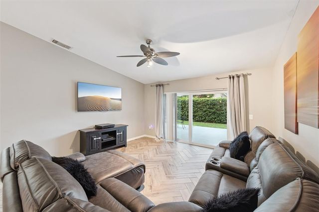 2011 EXCALIBUR DRIVE, Orlando, FL 32822