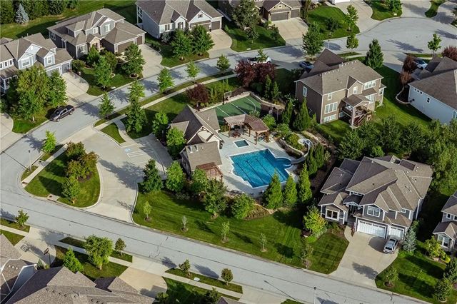 8810 W 165th Terrace, Overland Park, KS 66085
