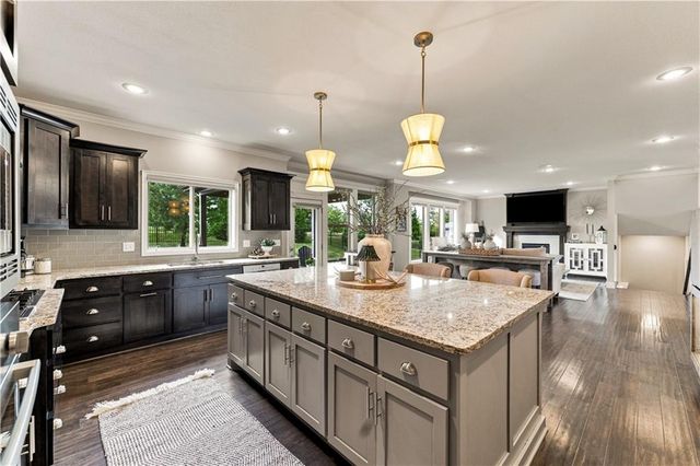 8810 W 165th Terrace, Overland Park, KS 66085