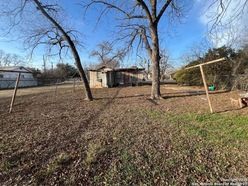 1815 14th, Hondo, TX 78861