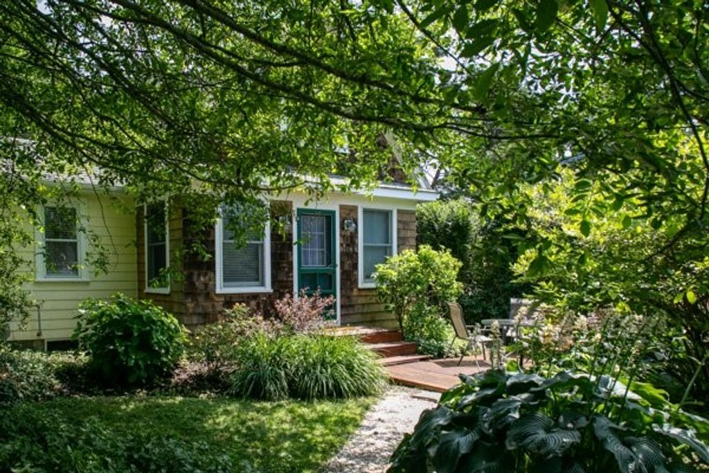 25 Warren Avenue, Middletown, RI 02842