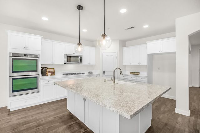 6216 W Oriole Court, Visalia, CA 93291