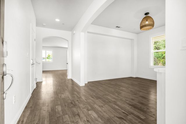 6216 W Oriole Court, Visalia, CA 93291