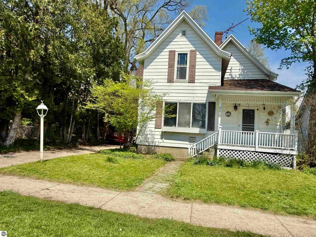 Image 1 of property listing at 513 Walnut Street, Alma, MI 48801