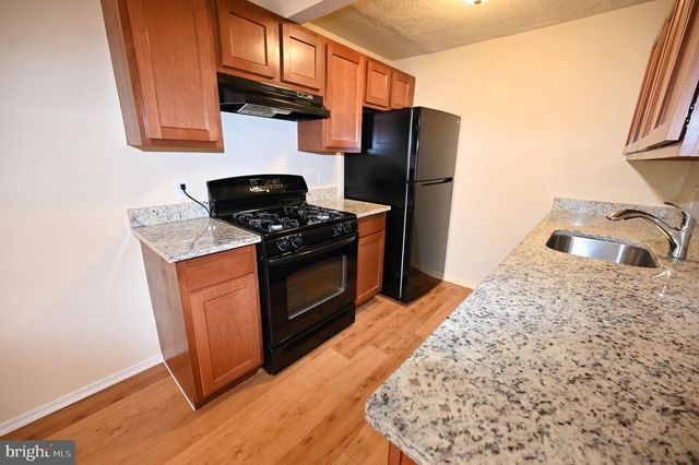 1825 VILLAGE GREEN DR, Hyattsville, MD 20785