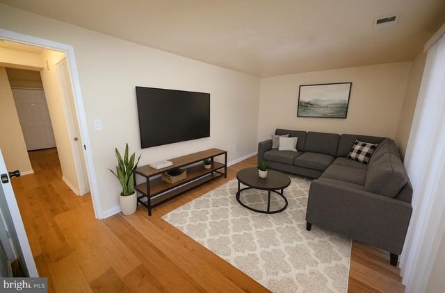 1825 VILLAGE GREEN DR, Hyattsville, MD 20785