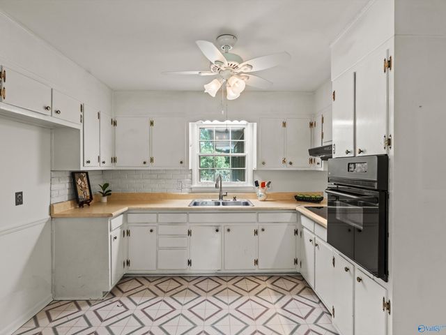 2102 Mythewood Drive SW, Huntsville, AL 35803