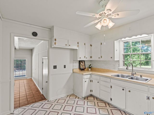 2102 Mythewood Drive SW, Huntsville, AL 35803