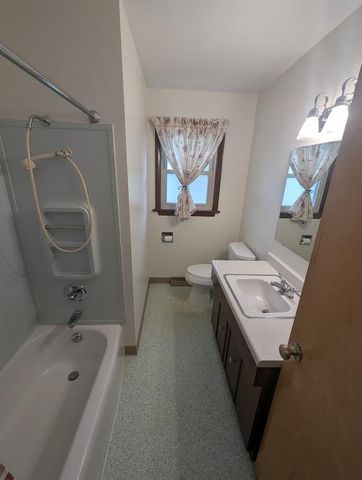 736 W 8TH AVENUE, Oshkosh, WI 54902