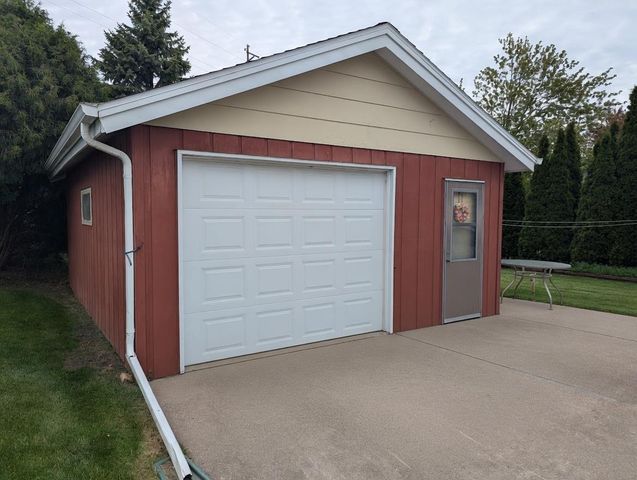 736 W 8TH AVENUE, Oshkosh, WI 54902