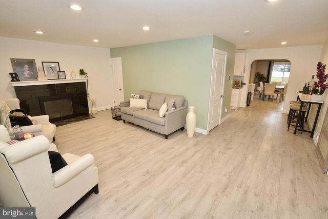 907 BATH RD, Bristol, PA 19007