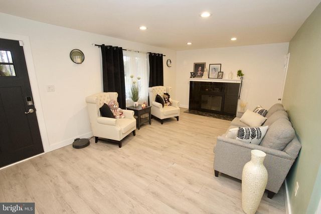 907 BATH RD, Bristol, PA 19007