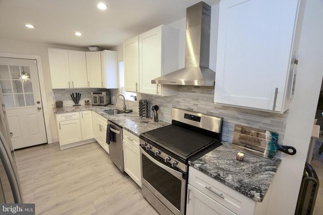 907 BATH RD, Bristol, PA 19007