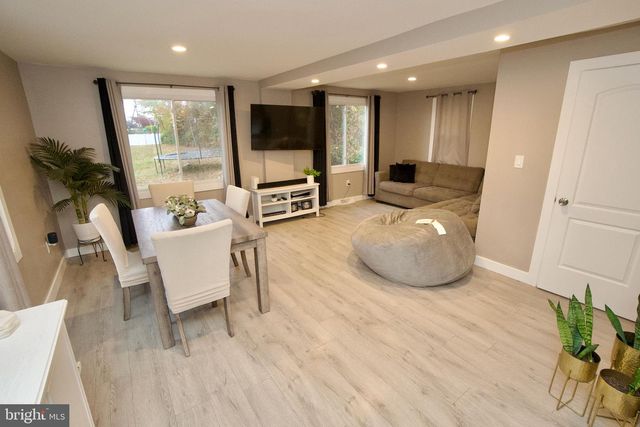 907 BATH RD, Bristol, PA 19007