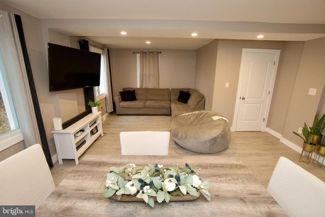 907 BATH RD, Bristol, PA 19007