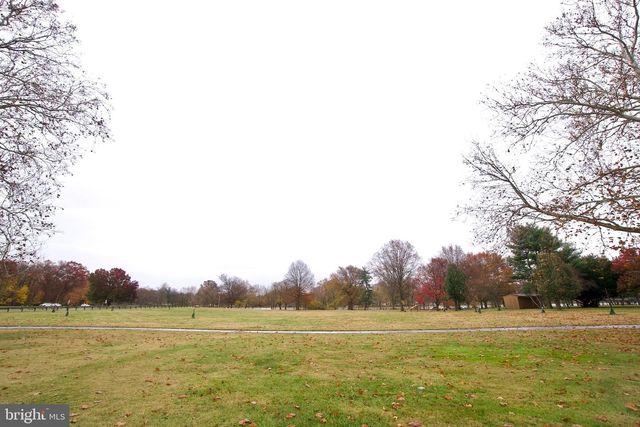 907 BATH RD, Bristol, PA 19007