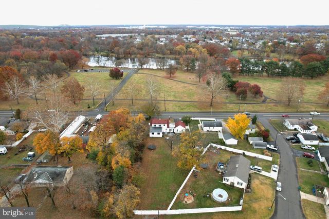 907 BATH RD, Bristol, PA 19007