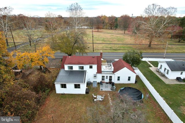 907 BATH RD, Bristol, PA 19007