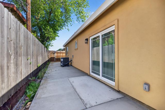 5960 Cortes Ct, Sacramento, CA 95824