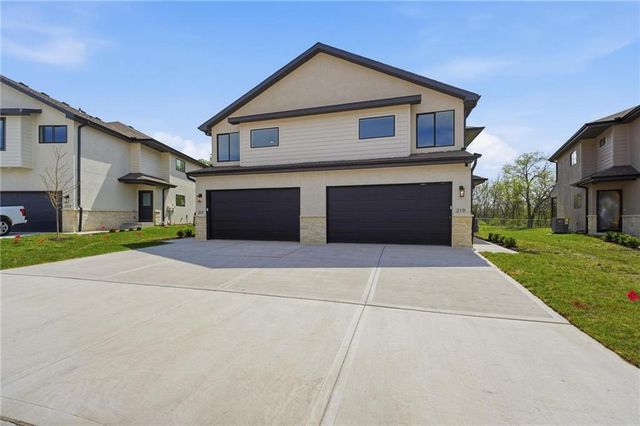 216 NW Orchard Court, Lee's Summit, MO 64063
