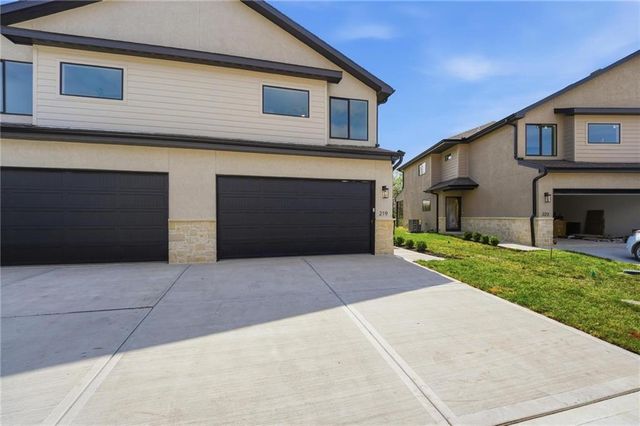 216 NW Orchard Court, Lee's Summit, MO 64063