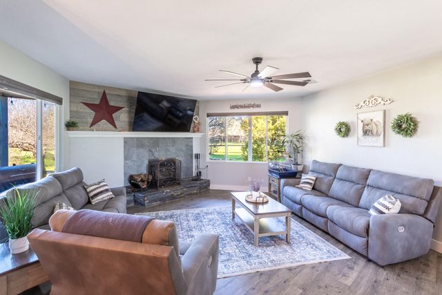 8567 Winona Way, Redding, CA 96002